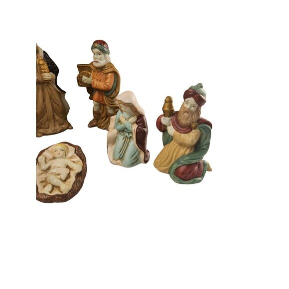 Large Nativity Christmas Holiday Set With 9 Figurines & Stable - Picture 12 of 16